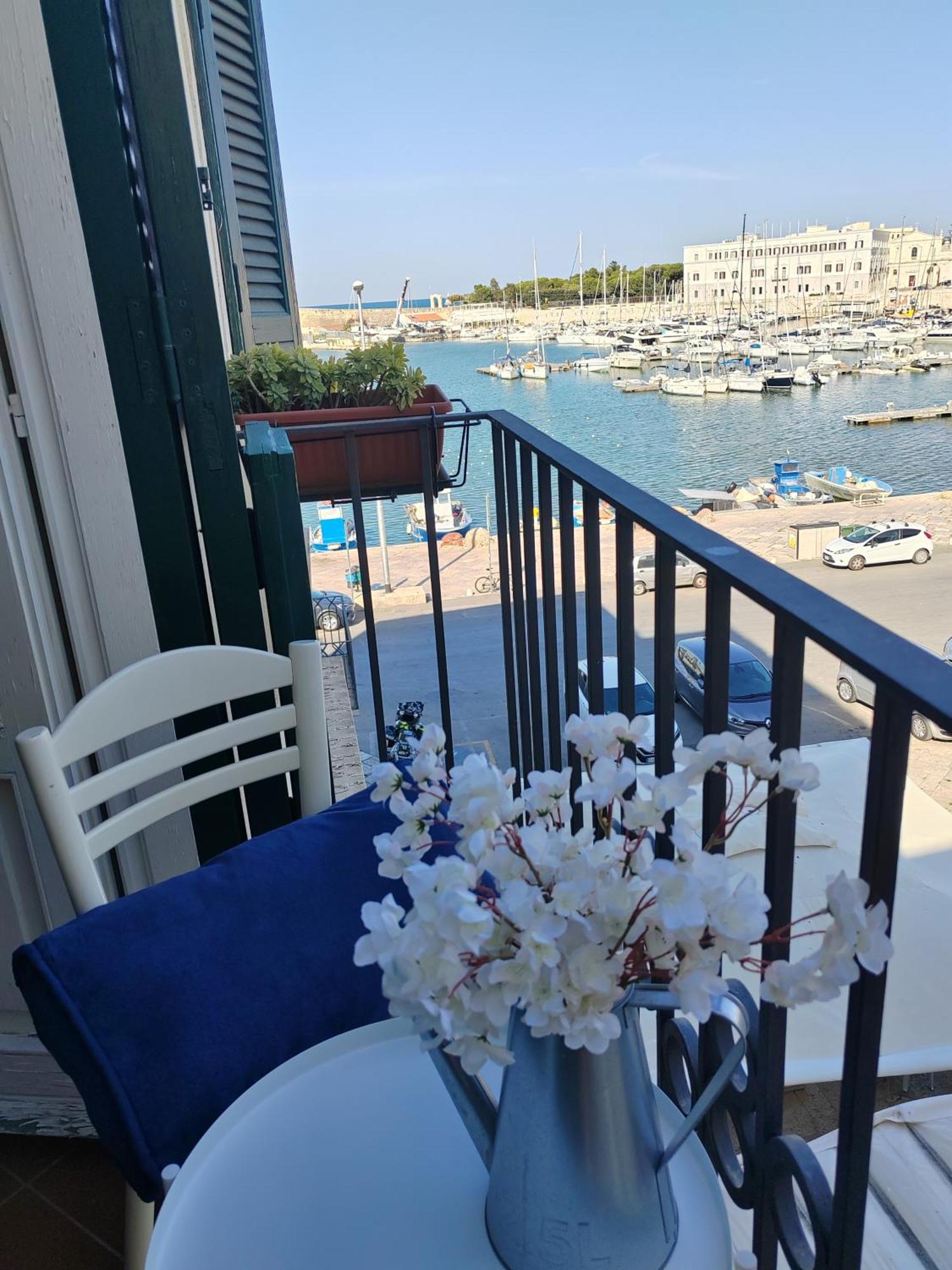 La Finestra Sul Porto Apartment Trani Luaran gambar