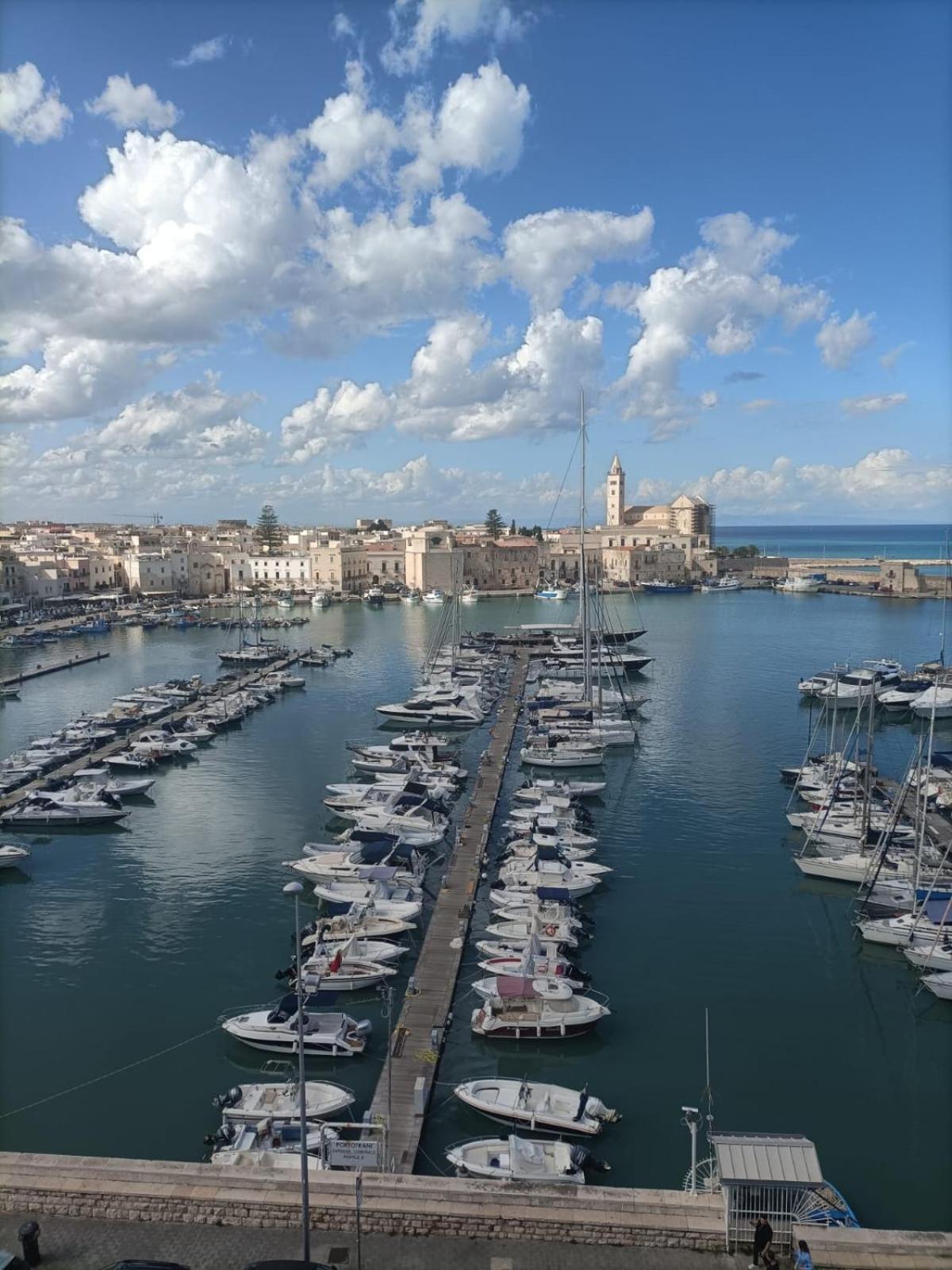 La Finestra Sul Porto Apartment Trani Luaran gambar